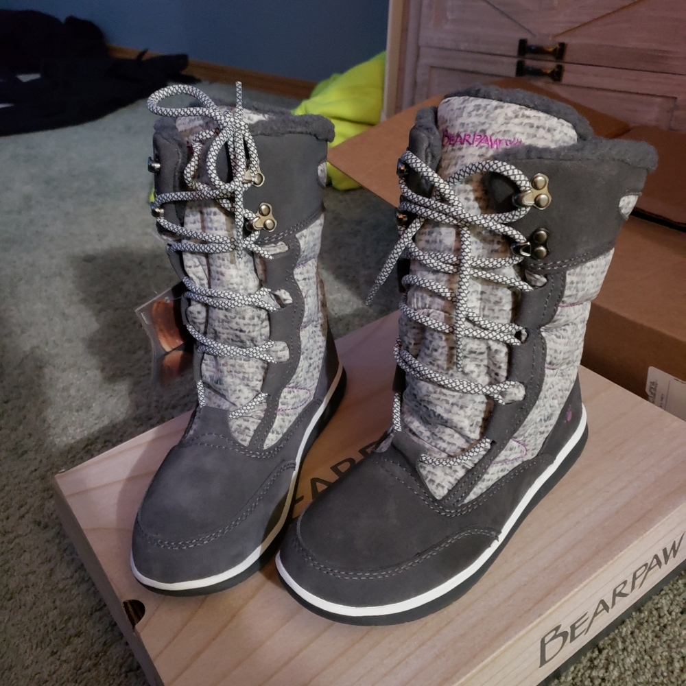 Bearpaw Aretha size 7 boots. (Brand new)